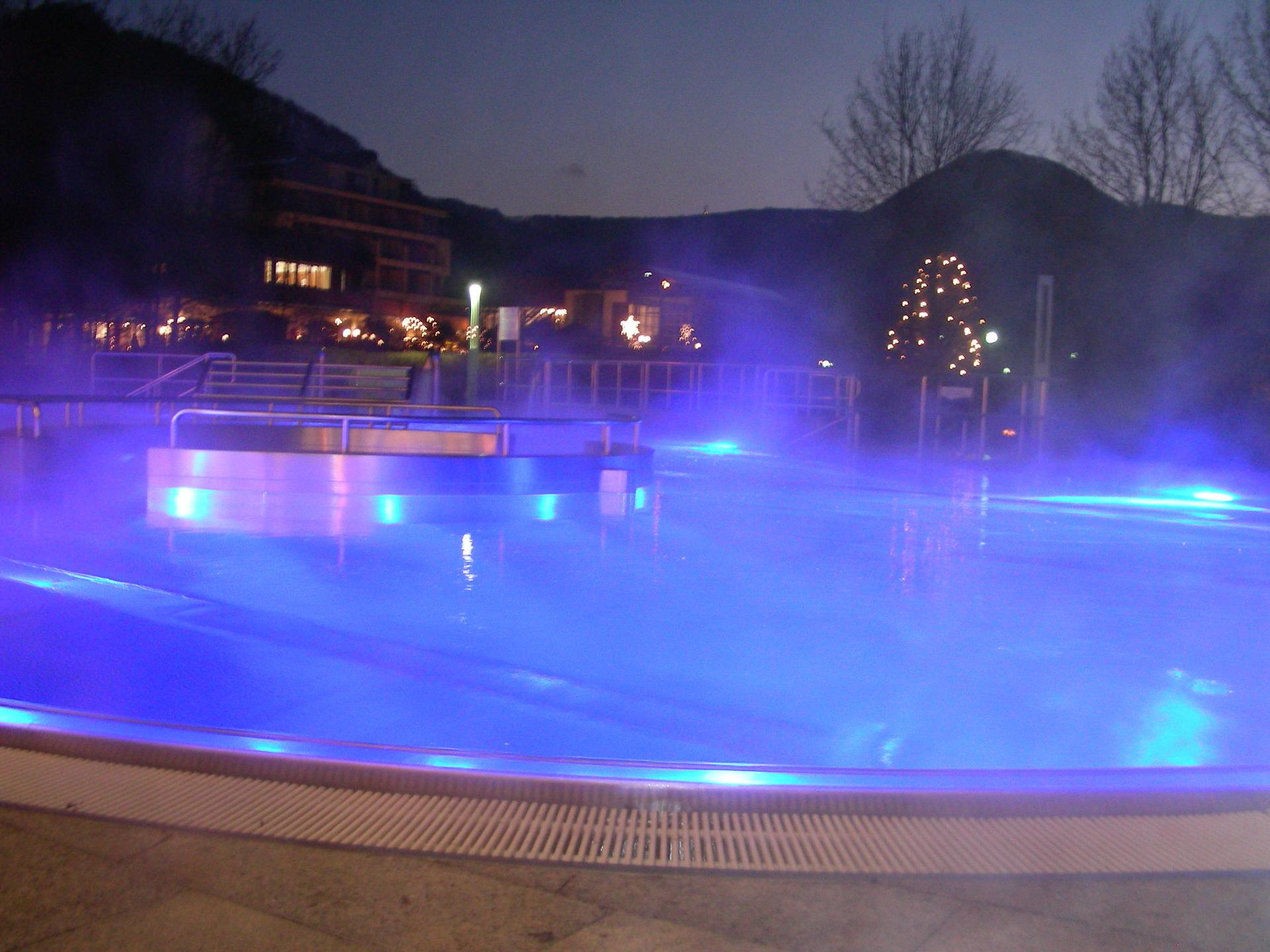 Außenbecken der Albthermen bei Nacht mit Blick auf den angrenzenden Kurpark