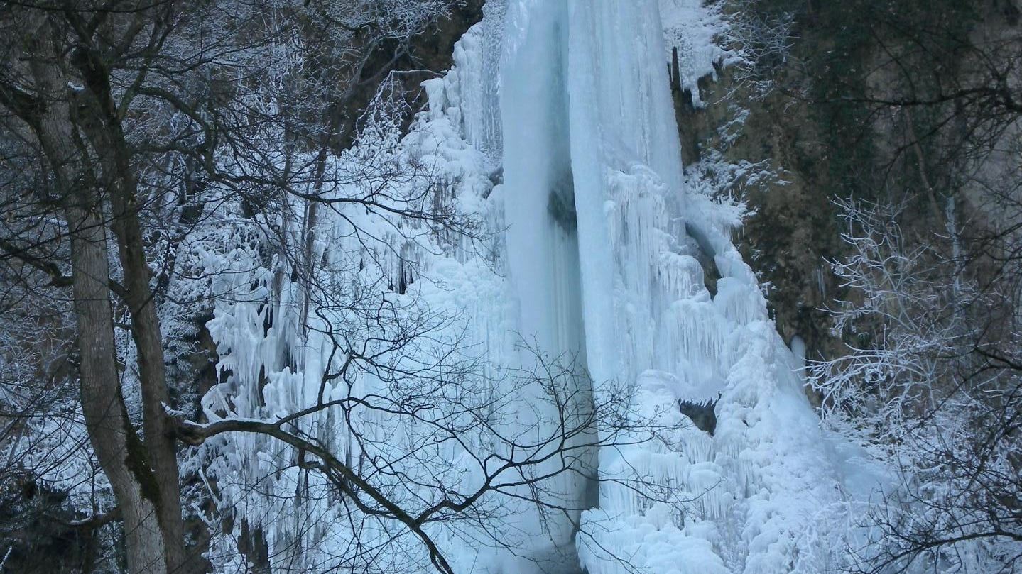 Wasserfall im Winter