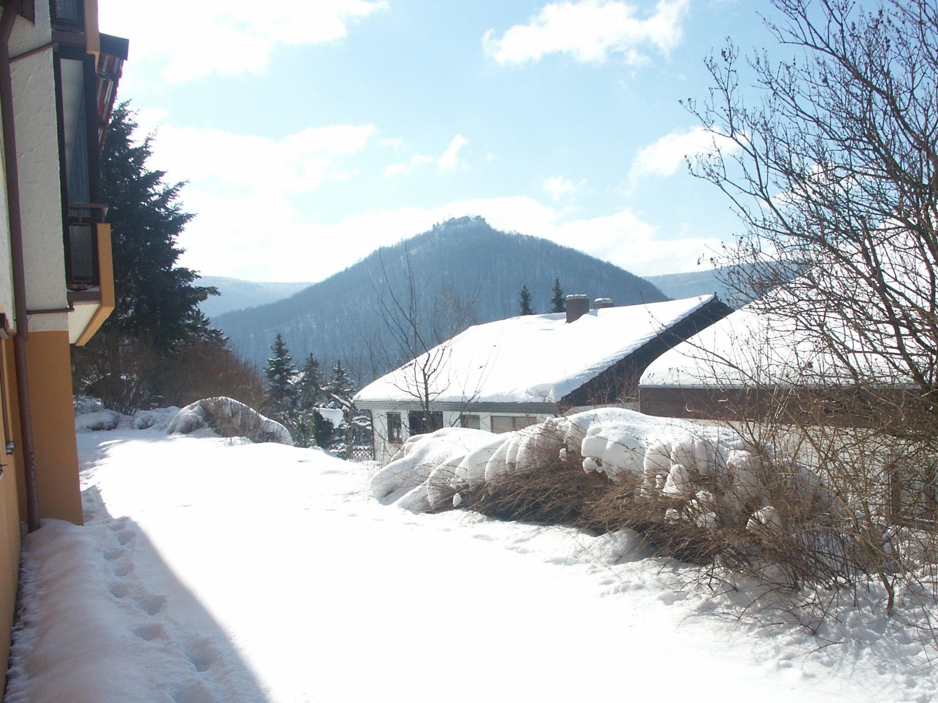 Garten Haus Hirzel mit Blick auf Hohenurach